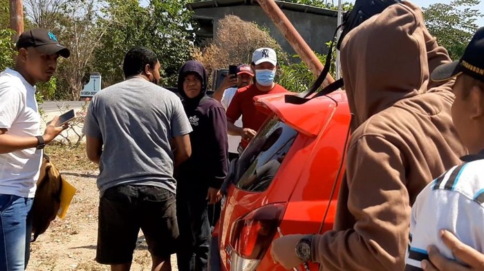 Polisi saat menangkap Ketua Umum LP2TRI Hendrikus Djawa di Kelurahan Merdeka, Kecamatan Kupang Timur, Kabupaten Kupang, NTT. (Dokumen Reskrim Polres Kupang).