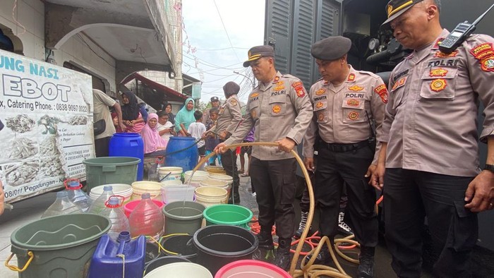 Polres Jakbar salurkan air bersih ke warga di Kalideres.