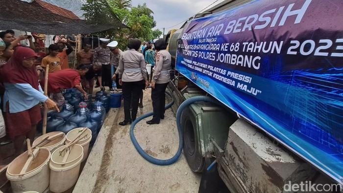 polres jombang dropping air bersih ke Dusun Bedander
