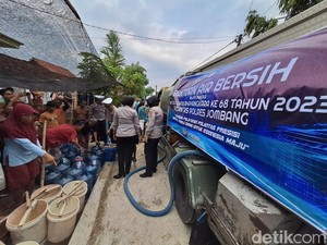 Warga Desa Kekeringan di Jombang Serbu Bantuan Air Bersih Polisi
