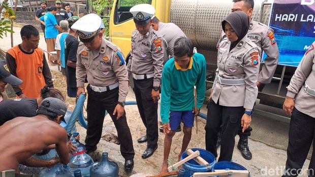 polres jombang dropping air bersih ke Dusun Bedander