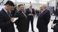 Keduanya nampak akrab saat tur keliling pusat antariksa Rusia tersebut.  