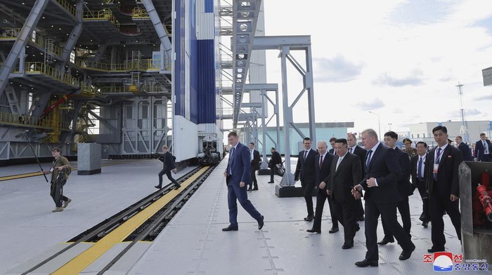 Potret Akrab Kim Jong Un dan Putin di Kosmodrom Vostochny In this photo provided by the North Korean government, Russian President Vladimir Putin, right, and North Korean leader Kim Jong Un visit the Vostochny cosmodrome outside the city of Tsiolkovsky, about 200 kilometers (125 miles) from the city of Blagoveshchensk in the far eastern Amur region, Russia, Wednesday, Sept. 13, 2023. Independent journalists were not given access to cover the event depicted in this image distributed by the North Korean government. The content of this image is as provided and cannot be independently verified. Korean language watermark on image as provided by source reads: