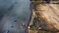 Danau Prespa terletak di Makedonia Utara, Yunani dan Albania. Danau ini diperkirakan berusia 5 juta tahun.  