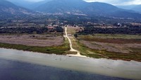 Garis bekas air juga terus menjauh dari daratan. Bahkan mencapai satu kilometer.  