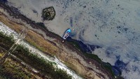 Nelayan Vane Vasilevski bekerja di perahu dayungnya di Danau Prespa di desa Stenje, Makedonia Utara, 7 September 2023.  