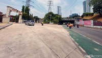 Masyarakat bisa mengakses flyover Jl. Akses Kereta Cepat Halim Perdanakusumah melalui Jalan DI Panjaitan arah Jatinegara menuju ke Cawang. Jalan akses tersebut terletak di sebelah kiri, dekat dengan SPBU Kemhan, persis sebelum terowongan Cawang.  