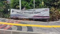Berdasarkan pantauan detikcom di lokasi, Kamis (14/9/2023), ada sekitar beberapa spanduk bertuliskan Akses Menuju Stasiun KA Cepat Halim namun belum ada gapura khususnya.  