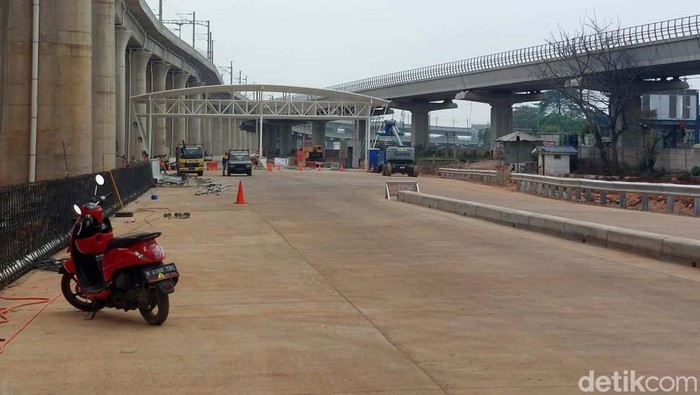 Potret Kondisi Jalan Akses hingga Parkiran di Stasiun Kereta Cepat Halim Untuk naik Kereta Cepat Jakarta-Bandung (KCJB) bisa via Stasiun Kereta Cepat Halim. Begini rute ke stasiun tersebut dengan kendaraan pribadi.
