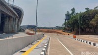 Memasuki area parkiran, terpantau ada sekitar tiga area yang telah tertata. Antara lain area parkiran sebelah kiri stasiun, sebelah kanan stasiun, dan di bagian bawah atau tepatnya di area kantor PT Kereta Cepat Indonesia China (KCIC). Mayoritas, area yang nampak ialah parkiran untuk mobil.  