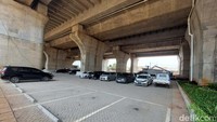 Area parkir yang sudah tersedia di kiri dan kanan stasiun terletak persis di bawah jalur-jalur kereta cepat. Area ini terbilang cukup besar dan muat lebih dari 100 mobil.  