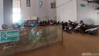 Sementara untuk area parkir motor, sejauh ini terlihat belum ada area khusus. Ada satu area di bagian dalam yang nampak seperti area parkir motor sementara untuk karyawan.  