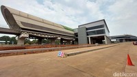 Masyarakat Jakarta dan sekitarnya yang mau menggunakan kereta cepat bisa naik dari Stasiun Kereta Cepat Halim, Jakarta Timur. Untuk tiba di stasiun tersebut, penumpang bisa membawa kendaraan pribadi maupun menaiki kendaraan umum. Ada dua akses yang bisa dipilih pengemudi kendaraan pribadi. Pertama, melalui Jalan Terusan DI Panjaitan yakni lewat flyover Jl. Akses Kereta Cepat Halim Perdanakusumah. Lalu yang kedua lewat Exit Tol KM 1+842. Keduanya tengah dalam persiapan menjelang pengoperasiannya pada awal Oktober.  