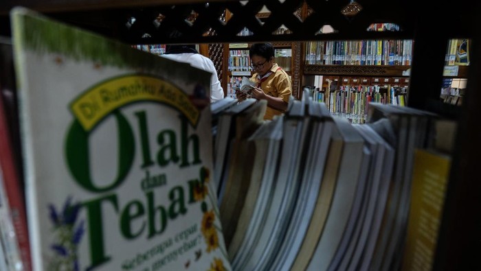 Pengunjung memilih buku dari bemo pustaka saat peringatan Hari Kunjung Perpustakaan di Perpustakaan Umum Daerah (Perpusda) Solo, Jawa Tengah, Kamis (14/9/2023). Pada kesempatan tersebut, pihak pengelola perpusda setempat mengadakan pameran dan pasar buku serta berbagai perlombaan literasi untuk menarik minat baca masyarakat di perpustakaan. ANTARAFOTO/Maulana Surya/aww.