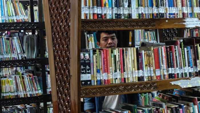 Pengunjung memilih buku dari bemo pustaka saat peringatan Hari Kunjung Perpustakaan di Perpustakaan Umum Daerah (Perpusda) Solo, Jawa Tengah, Kamis (14/9/2023). Pada kesempatan tersebut, pihak pengelola perpusda setempat mengadakan pameran dan pasar buku serta berbagai perlombaan literasi untuk menarik minat baca masyarakat di perpustakaan. ANTARAFOTO/Maulana Surya/aww.