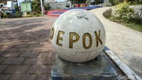 Corat-coret vandalisme juga terlihat di beberapa tembok bangku taman.  