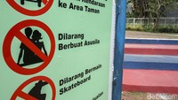 Sebenarnya taman itu telah dilengkapi dengan papan larangan berbuat asusila.  