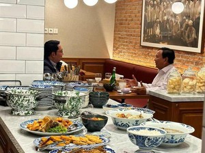 Momen Prabowo Makan Malam Bareng Ridwan Kamil hingga Dapat Oleh-oleh Cilok