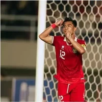 Arhan juga memperlihatkan pose dirinya mengisap jempol sambil memainkan rambut. Rupanya itu adalah pose yang sering dilakukan oleh sang istri. Foto: Twitter/@FaktaSepakbola