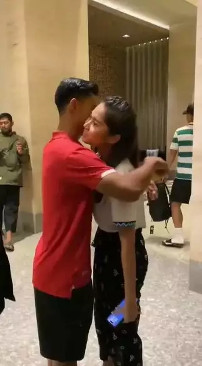 Sukses bikin baper, setelah berada di luar lapangan Arhan kembali memamerkan kemesraannya dengan sang istri. Tanpa ragu ia langsung memeluk Azizah. Foto: TikTok/@ncisssssku_