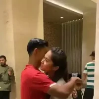 Sukses bikin baper, setelah berada di luar lapangan Arhan kembali memamerkan kemesraannya dengan sang istri. Tanpa ragu ia langsung memeluk Azizah. Foto: TikTok/@ncisssssku_