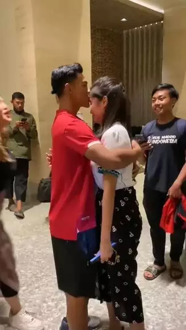 Tak lupa Arhan juga mengecup kening Azizah. Momen tersebut yang kemudian sukses membuat banyak netizen ikutan baper. Foto: TikTok/@ncisssssku_