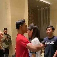 Tak lupa Arhan juga mengecup kening Azizah. Momen tersebut yang kemudian sukses membuat banyak netizen ikutan baper. Foto: TikTok/@ncisssssku_