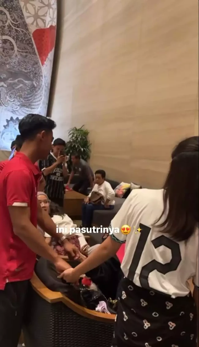 Seperti layaknya pasutri baru yang sedang kasmaran, keduanya tak berhenti memamerkan kemesraan mereka. Terlihat, Arhan dan Azizah juga bergandengan tangan seolah tak mau lepas. Foto: Instagram/@nuruldomanii