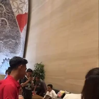 Seperti layaknya pasutri baru yang sedang kasmaran, keduanya tak berhenti memamerkan kemesraan mereka. Terlihat, Arhan dan Azizah juga bergandengan tangan seolah tak mau lepas. Foto: Instagram/@nuruldomanii