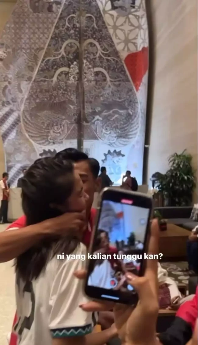 Pratama Arhan dan Azizah diketahui menikah pada 20 Agustus 2023. Setelah menikah keduanya tak pernah memperlihatkan kemesraan ke publik. Baru kali ini kemesraan keduanya terlihat dan berhasil mencuri atensi. Foto: Instagram/@nuruldomanii