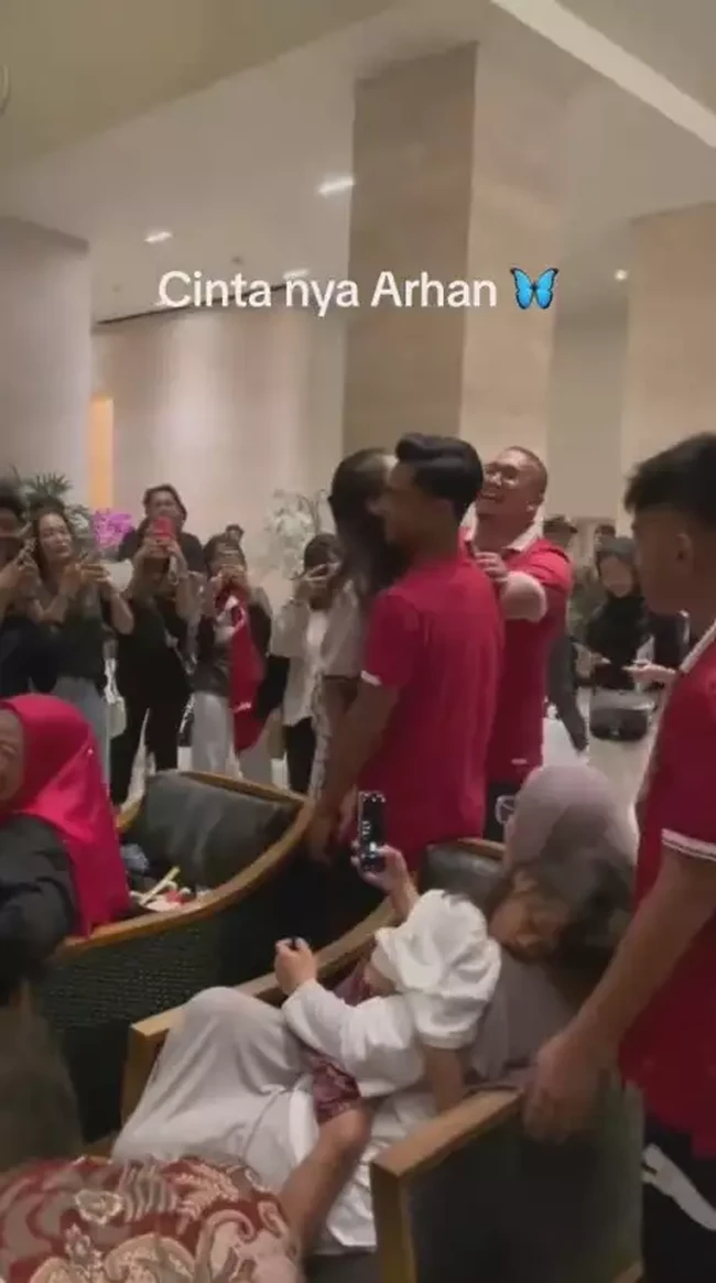 Video kemesraan Arhan dan Azizah pun banyak dibagikan ke media sosial. Tak sedikit netizen yang mengaku jadi ikut baper melihat keduanya. Foto: TikTok/@zihan2121_a