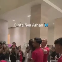 Video kemesraan Arhan dan Azizah pun banyak dibagikan ke media sosial. Tak sedikit netizen yang mengaku jadi ikut baper melihat keduanya. Foto: TikTok/@zihan2121_a
