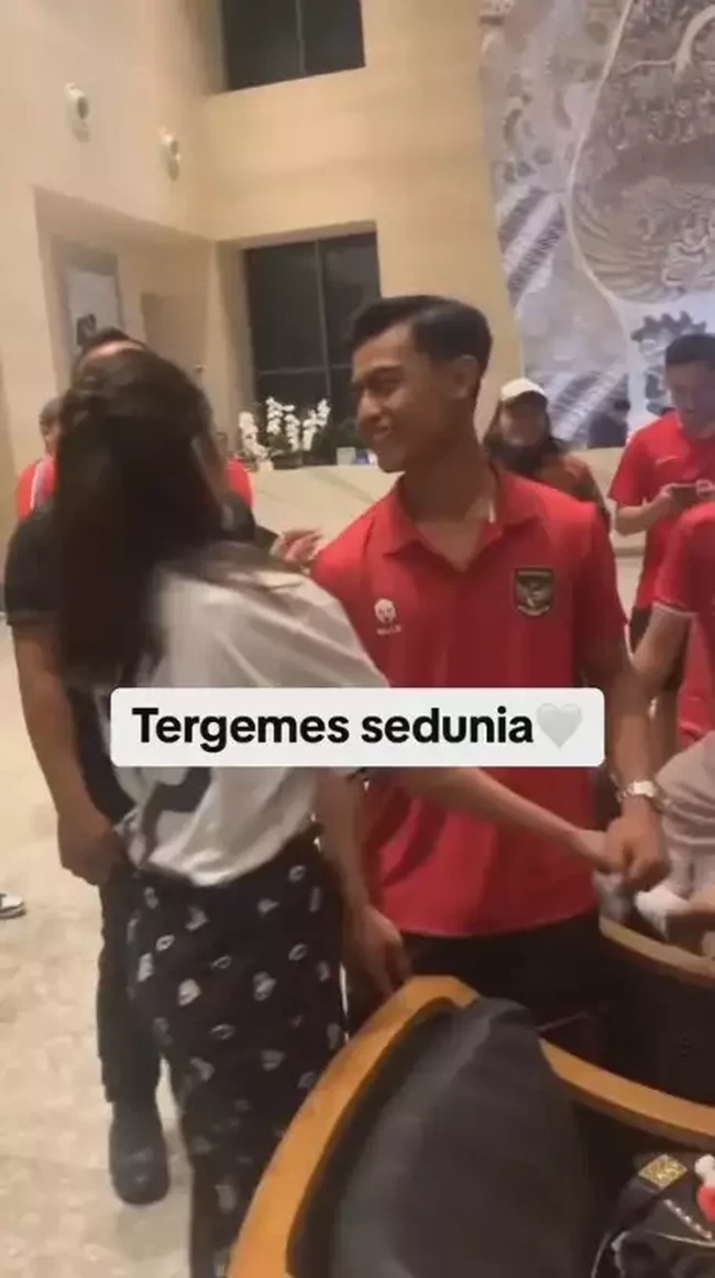 Walaupun masih tampak malu-malu, namun pasutri baru ini sukses bikin gemas. Foto: TikTok/@girls_blooming