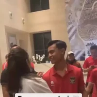 Walaupun masih tampak malu-malu, namun pasutri baru ini sukses bikin gemas. Foto: TikTok/@girls_blooming