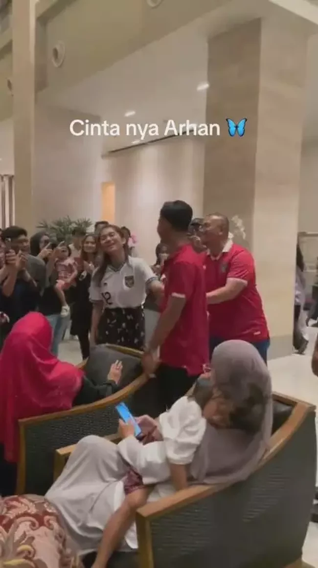 Di beberapa momen juga sempat terlihat Andre Rosiade yang berusaha menarik putrinya, Azizaah dan Arhan agar berdekatan. Pasalnya keduanya memang masih tampak malu-malu. Foto: TikTok/@zihan2121_a
