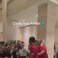 Di beberapa momen juga sempat terlihat Andre Rosiade yang berusaha menarik putrinya, Azizaah dan Arhan agar berdekatan. Pasalnya keduanya memang masih tampak malu-malu. Foto: TikTok/@zihan2121_a