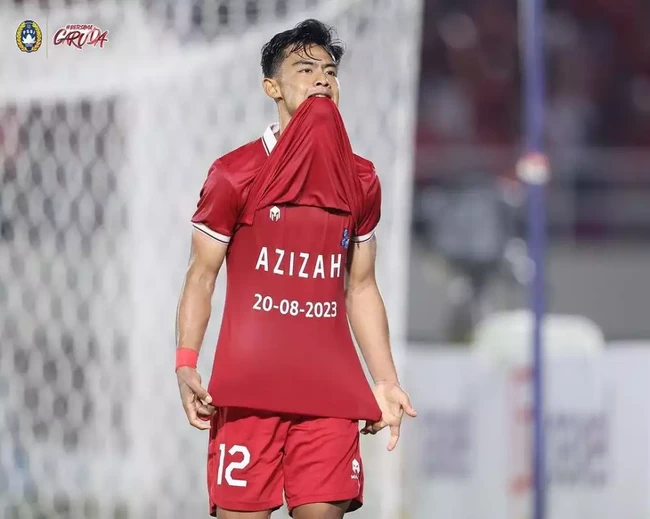 Selebrasi yang dilakukan salah satu pemain Timnas Indonesia U-21, Pratama Arhan jadi sorotan. Unik dan tak biasa, Pratama Arhan tampak menaikkan jersey merah yang dikenakannya dan memperlihatkan kaos di bagian dalamnya yang juga berwarna merah. Di kaos dalamnya itu tertulis nama sang istri, Azizah. Foto: Twitter/@FaktaSepakbola