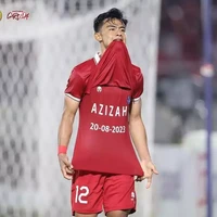 Selebrasi yang dilakukan salah satu pemain Timnas Indonesia U-21, Pratama Arhan jadi sorotan. Unik dan tak biasa, Pratama Arhan tampak menaikkan jersey merah yang dikenakannya dan memperlihatkan kaos di bagian dalamnya yang juga berwarna merah. Di kaos dalamnya itu tertulis nama sang istri, Azizah. Foto: Twitter/@FaktaSepakbola