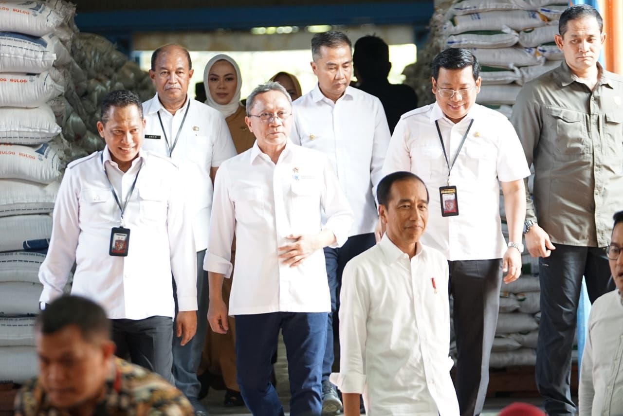 Presiden Joko Widodo melakukan pantauan langsung di Gudang Bulog Purwasari II di Karawang, Jawa Barat pada Kamis (14/09/2023), (Dok. Humas Bapanas)
