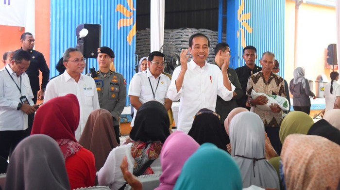 Presiden Joko Widodo menyalurkan bantuan pangan berupa beras kepada para keluarga penerima manfaat (KPM) di Gudang Bulog Purwasari, Kabupaten Karawang, Provinsi Jawa Barat, pada Kamis, 14 September 2023.