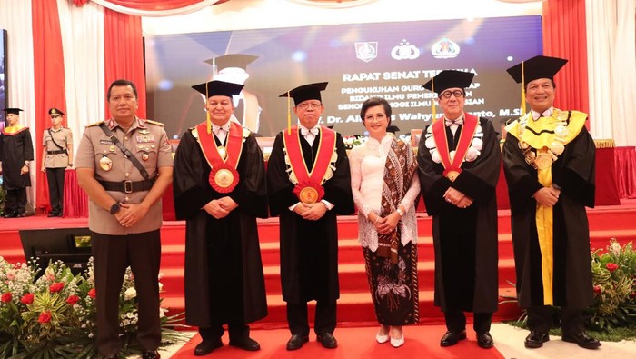Prof Dr Albertus Wahyurudhanto dikukuhkan sebagai Guru Besar STIK Lemdiklat Polri.