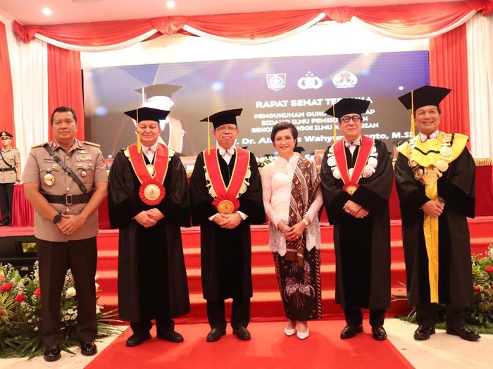Prof Dr Albertus Wahyurudhanto dikukuhkan sebagai Guru Besar STIK Lemdiklat Polri.