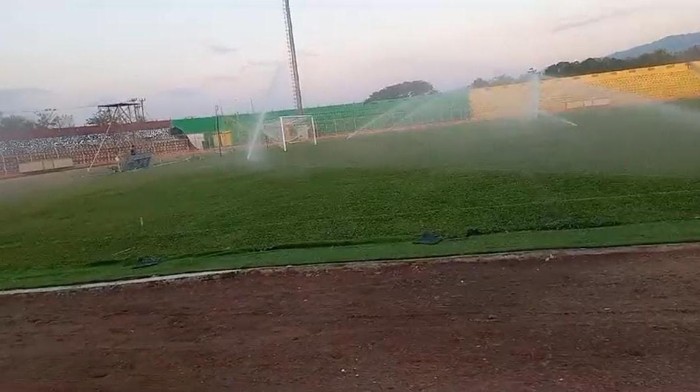 Proses penyiraman otomatis di Stadion Gelora BJ Habibie, Parepare, Sulsel.