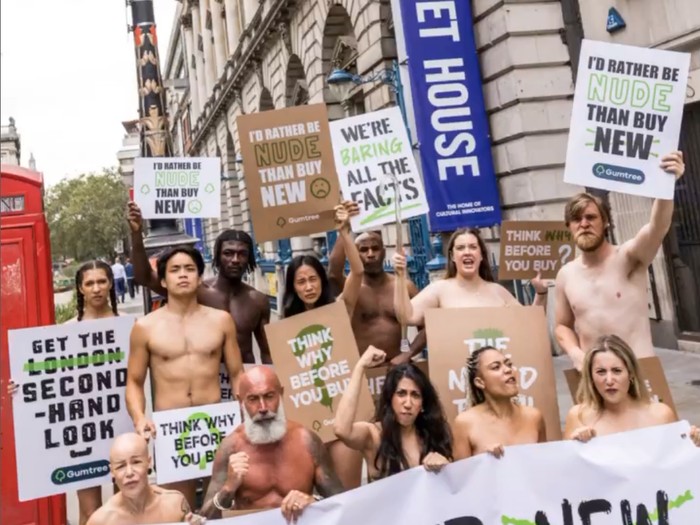 Protes tanpa Busana di London Fashion Week, Inggris.