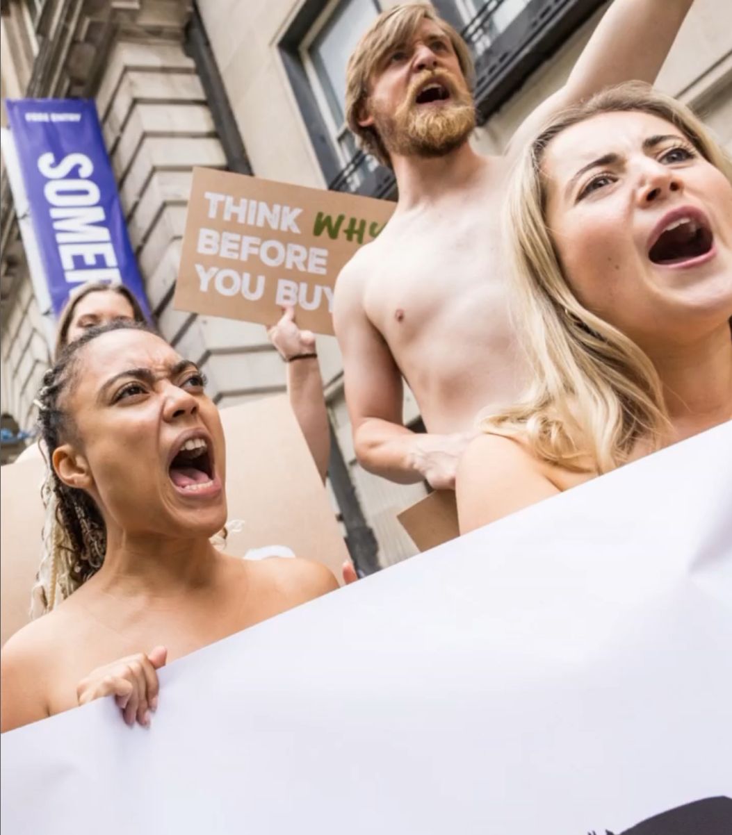 Protes tanpa Busana di London Fashion Week, Inggris.