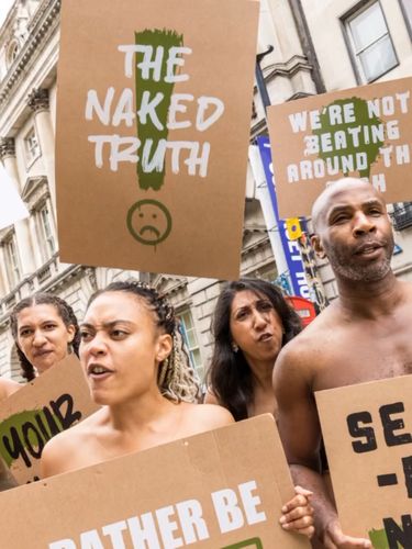 Protes tanpa Busana di London Fashion Week, Inggris.