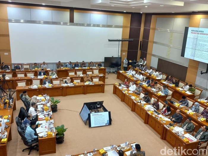 Rapat Kemenag dan Komisi VIII DPR RI