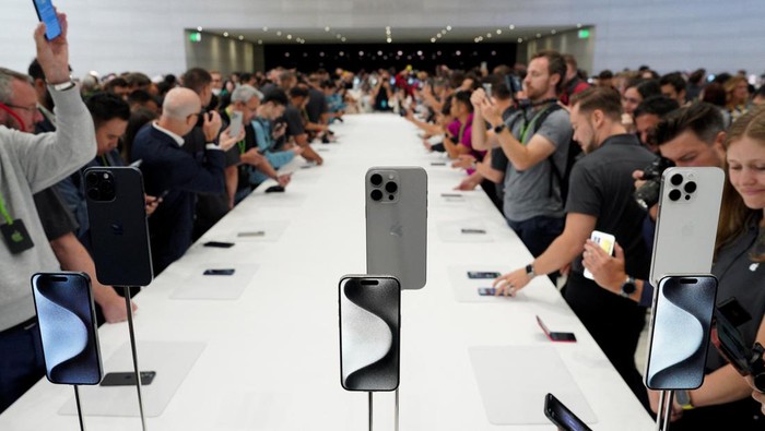The iPhone 15 Pro is presented during the Wonderlust event at the companys headquarters in Cupertino, California, U.S. September 12, 2023. REUTERS/Loren Elliott