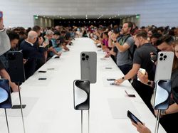 Rela Berdesakan Demi Jajal iPhone 15