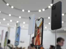 Rela Berdesakan Demi Jajal iPhone 15